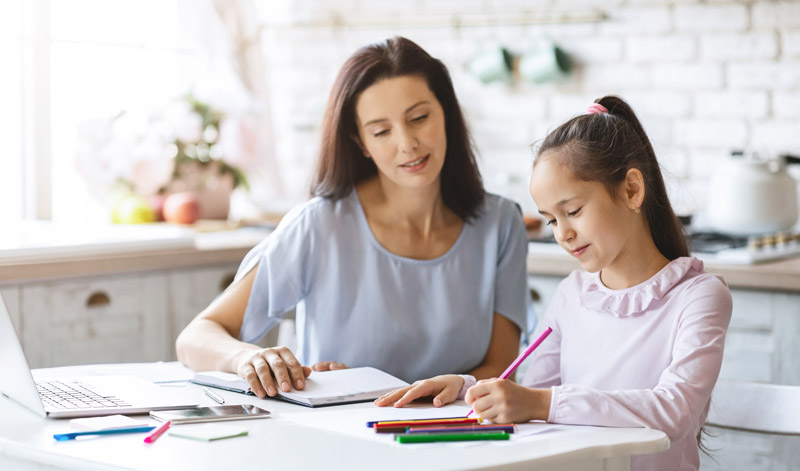 beautiful-mother-helping-her-daughter-with-homewor-BELMZW4.jpg